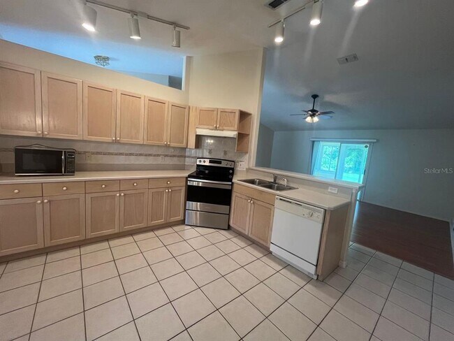 Building Photo - 30 Fenwick Ln