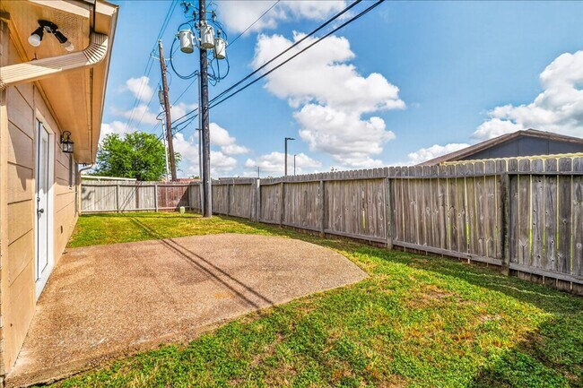 Building Photo - 5114 Spring Brook Dr