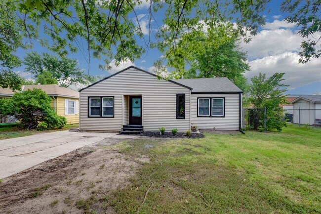 Primary Photo - Spacious 4 bedroom home with 2 car garage