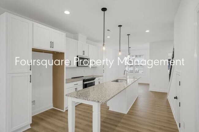 Building Photo - Modern 4-Bed / 3.5-Bath Townhome with Main Level Hard-Surface Floors , Back Patio – Easy Access t...