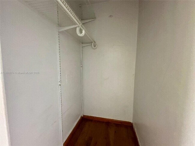 Building Photo - 1987 NE 171 St