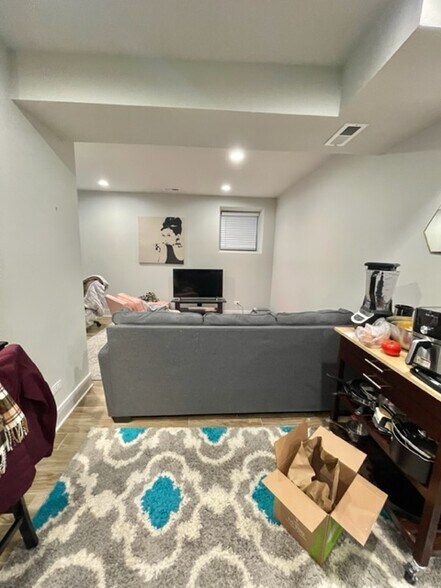 Building Photo - 910 W Waveland Ave