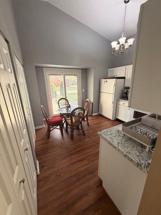 Building Photo - 1219 Huntington Dr