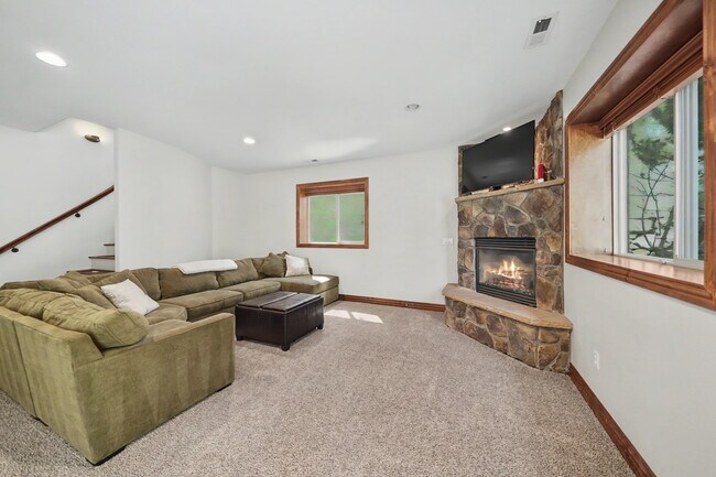 Building Photo - 18145 Bakers Farm Rd