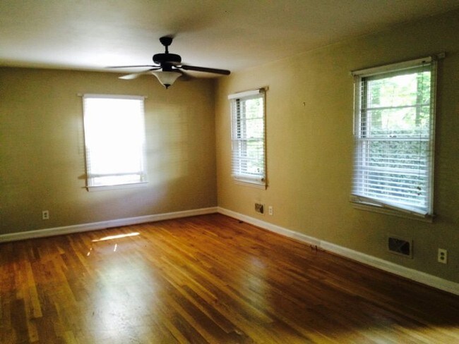 Building Photo - 2BR Home Close to Downtown  Timmons Park