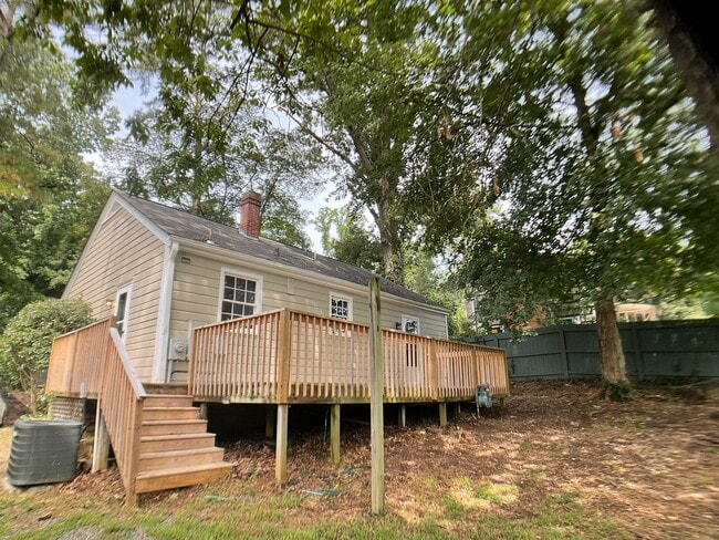 Building Photo - 817 Old Pittsboro Rd