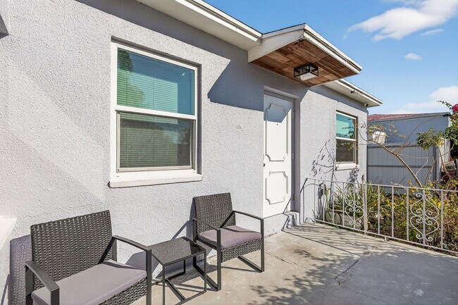 Building Photo - 823 Avenida Hermosa