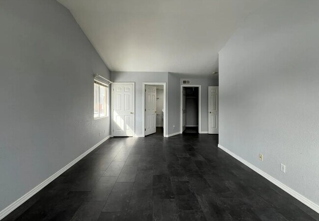 Building Photo - Updated 2 bedroom, 2 bath condo - Available now!