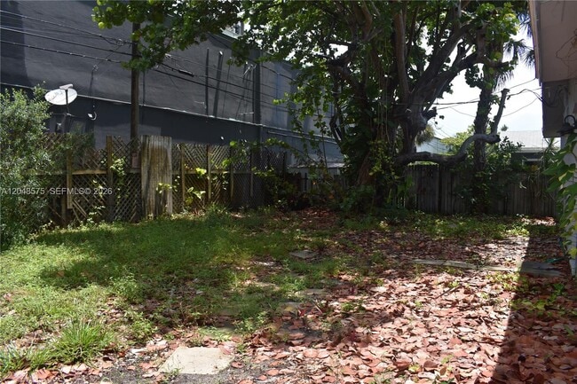 Building Photo - 117 NE 30th Ct