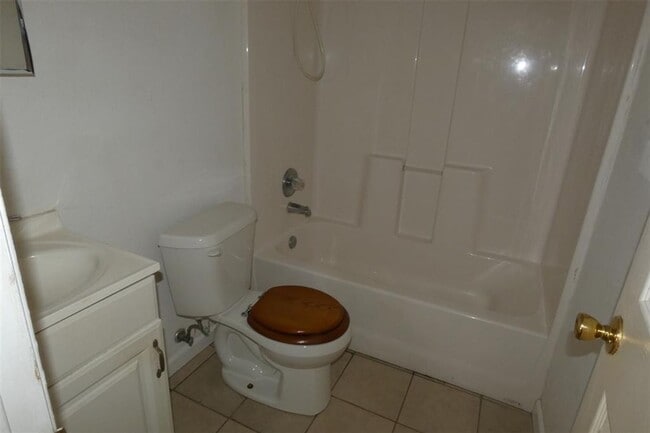 Building Photo - 910 Nelson St