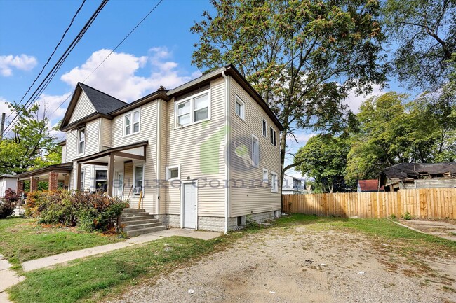 Building Photo - Charming 1 Bedroom with Natural Light & Basement Laundry