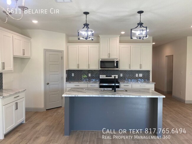 Building Photo - 5611 Belaire Cir