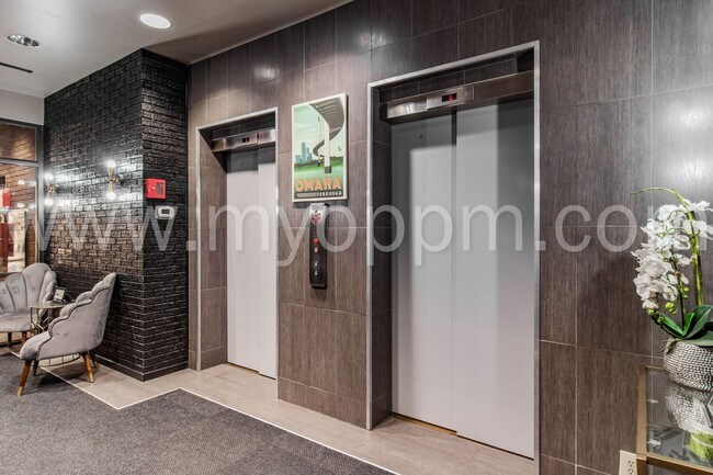 Building Photo - The Regis