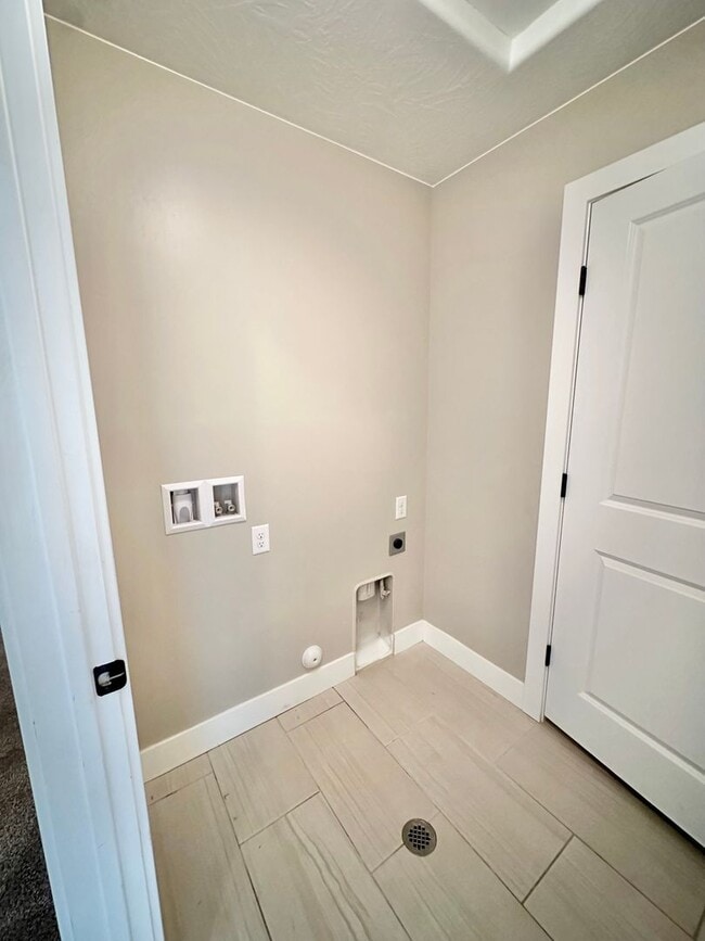 Building Photo - Desert Hills Gem!