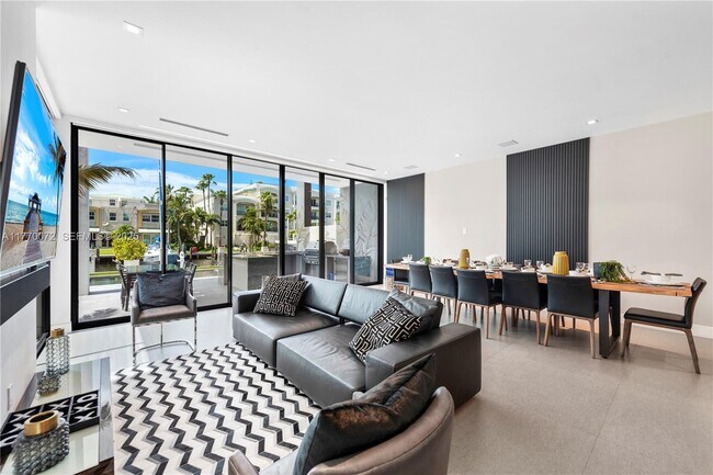 Building Photo - 1400 Bayview Dr