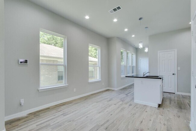 Building Photo - 1441 N Beckley Ave