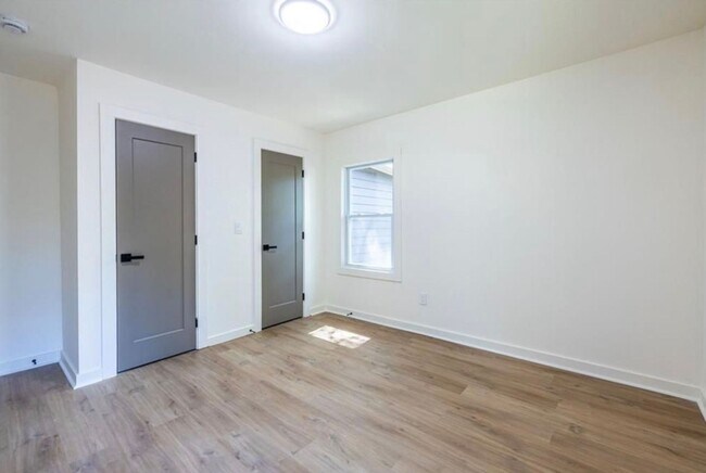 Building Photo - STUNNING RENOVATION! Modern 3BR/2BA Ranch in Sought-After Location!