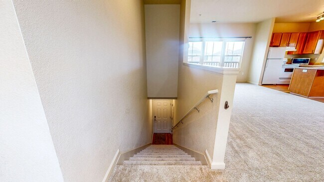 Building Photo - 2421 N Village Dr