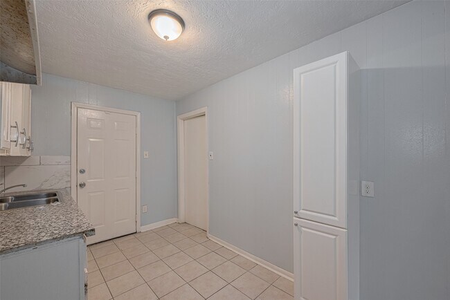 Building Photo - 4906 Larkspur St