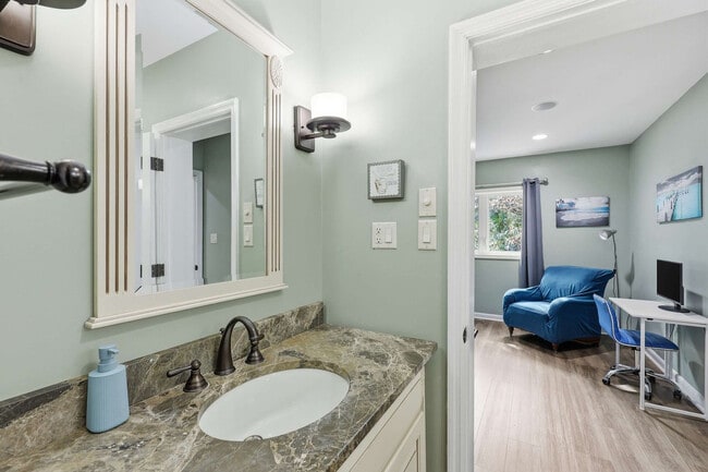 Building Photo - 6 Ibis St