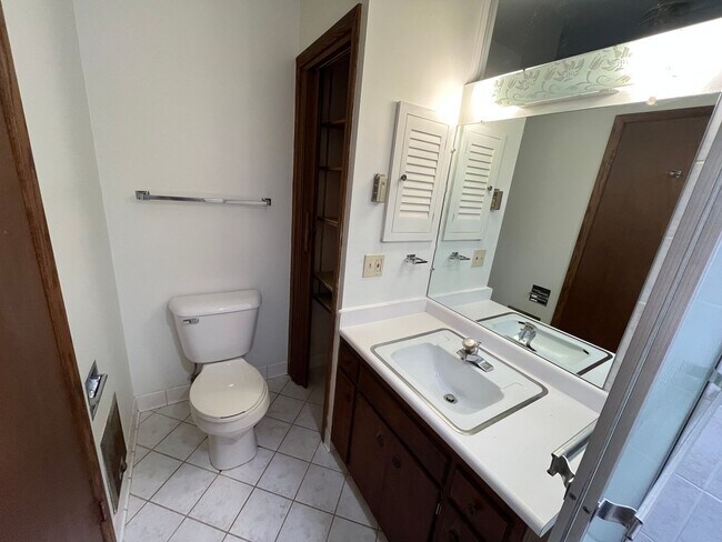 Building Photo - Lakeside 5 Bedroom 3 Bath Home Available N...