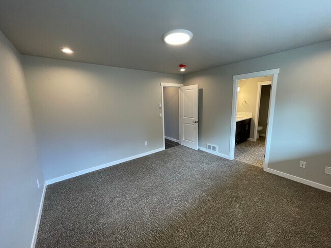 Building Photo - 2707 Oakes Ave
