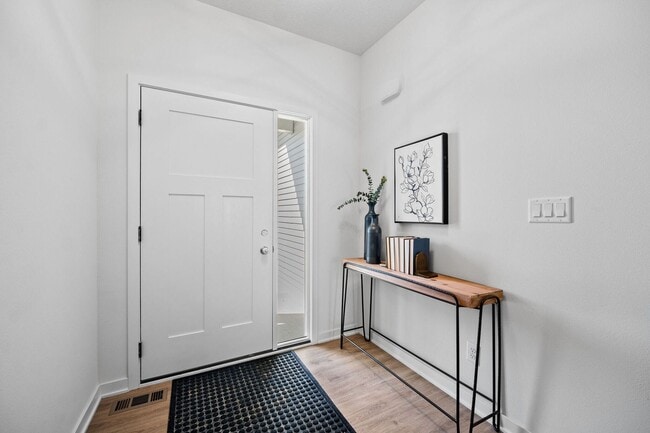 Building Photo - Townhouse for Rent