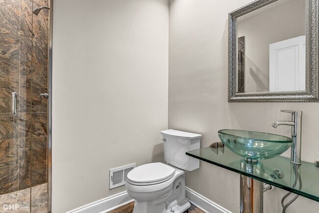 Building Photo - 2617 W Evergreen Ave