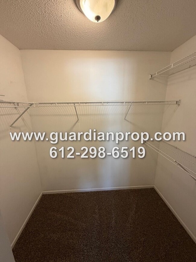 Building Photo - Woodbury Townhouse Available Now, Open Floor Plan, Loft Area, Fireplace, New Carpet!