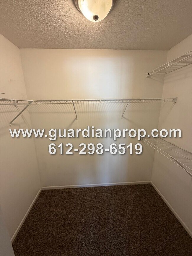 Building Photo - Woodbury Townhouse Available September  1, Open Floor Plan, Loft Area, Fireplace, Updated Kitchen...