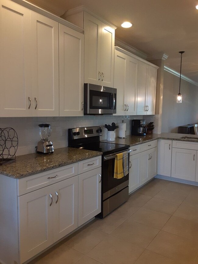 Building Photo - Seasonal/short term turnkey furnished Incr...