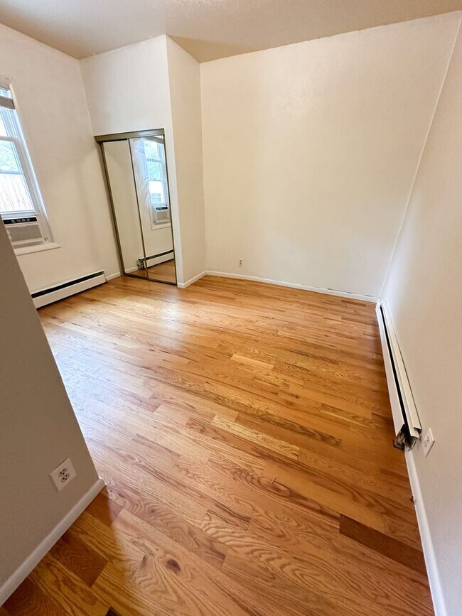 Building Photo - Adorable Sloan's Half Duplex