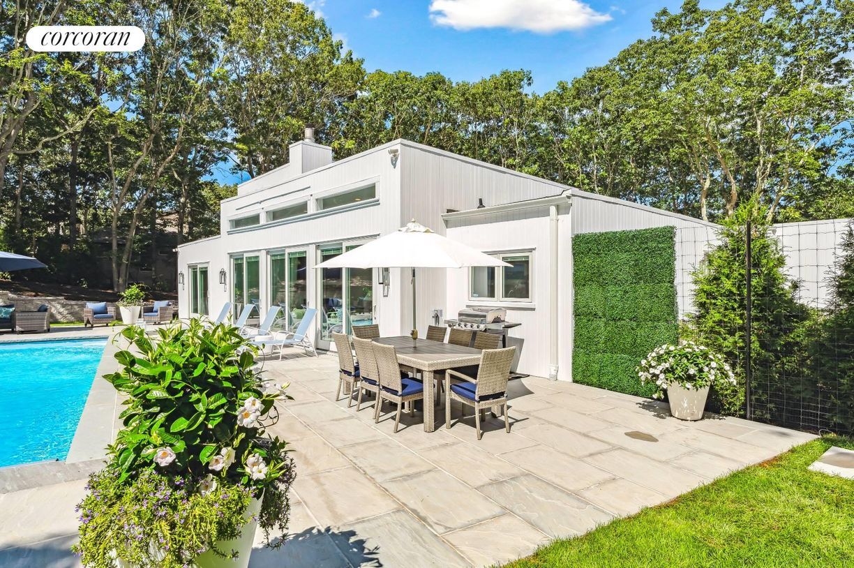 Building Photo - 45 Peconic Hills Dr