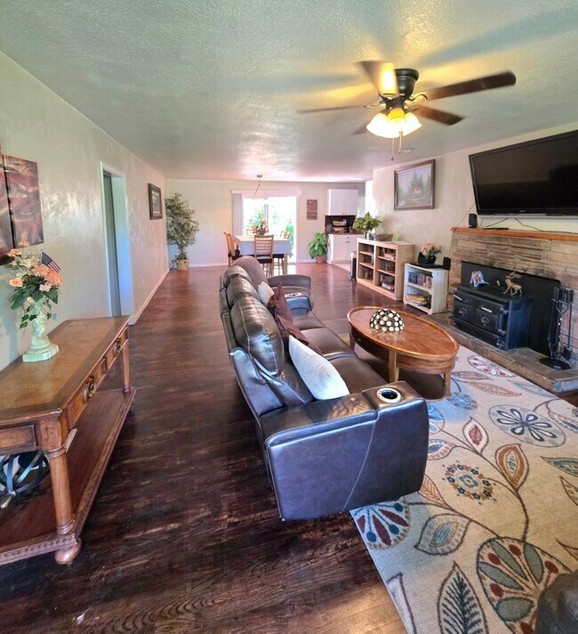 Building Photo - FURNISHED OR UNFURNISHED 5 BEDROOM 3 BATH HOME WITH POOL