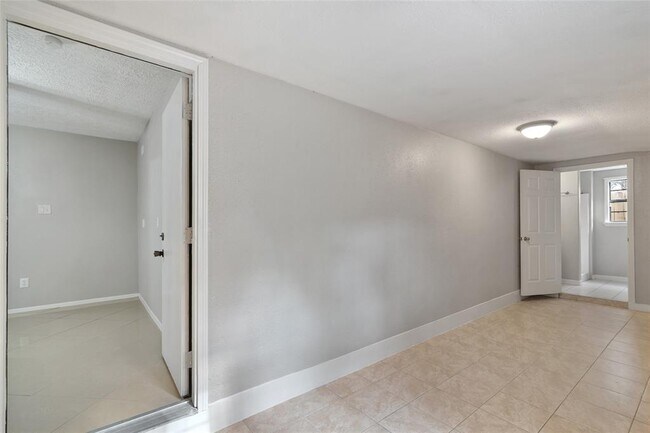Building Photo - 6602 Lynngate Dr