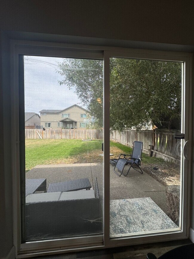 Building Photo - HUGE PET FRIENDLY Rental