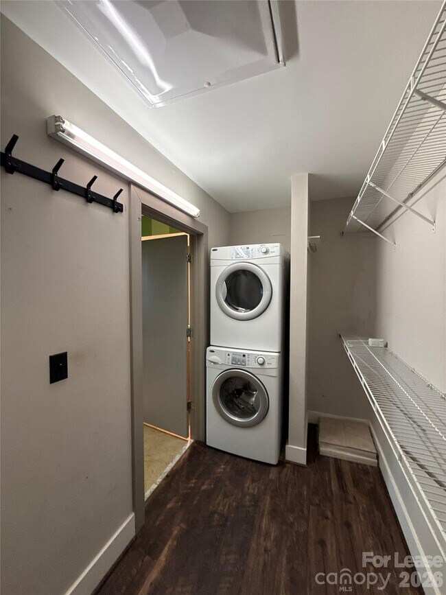 Building Photo - 505 E 6th St