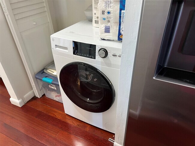 Building Photo - 1975 NE 135th St