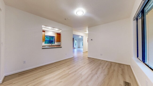 Building Photo - Bright and Beautiful 4 bedroom 2.5 Bath with large enclosed back yard and close proximity to Mari...