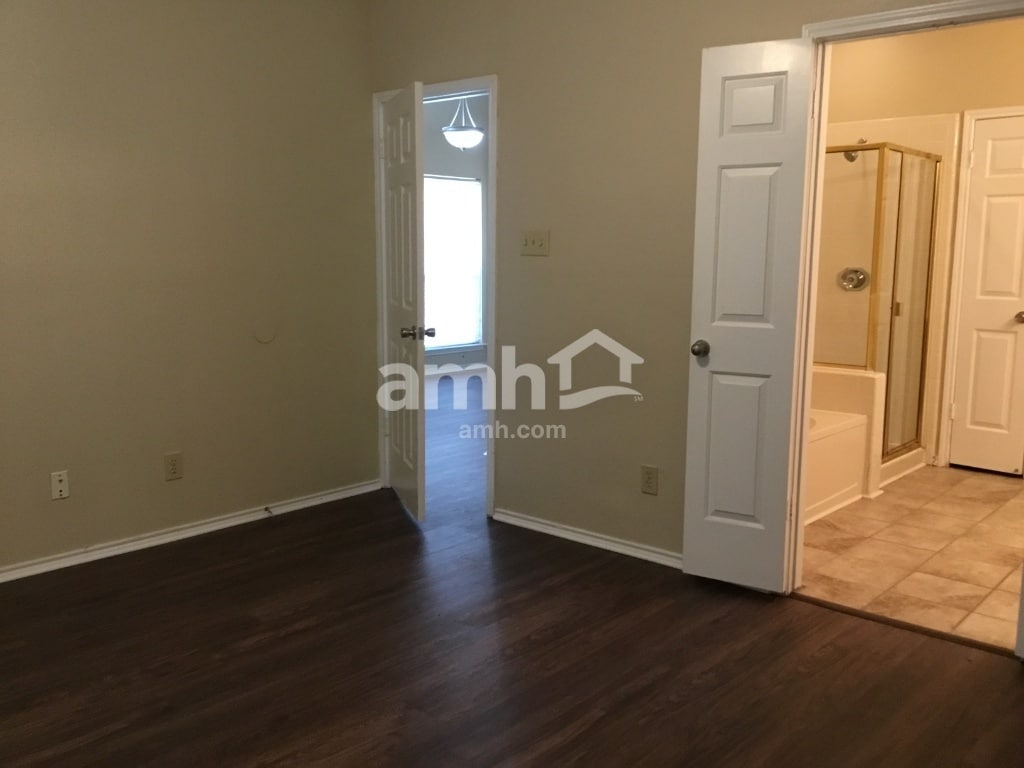 Building Photo - 923 Plantation Dr