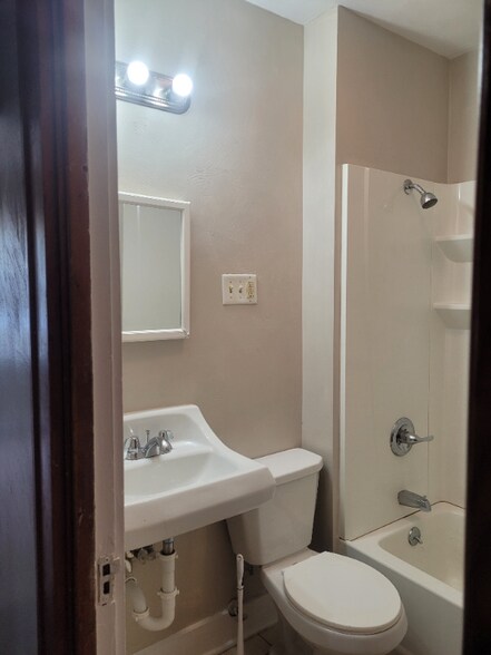 Building Photo - 305 Cascade St