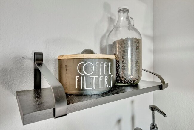 Building Photo - 8303 Palm Pkwy