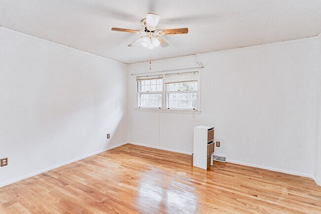 Building Photo - 300 Long Forest Cir