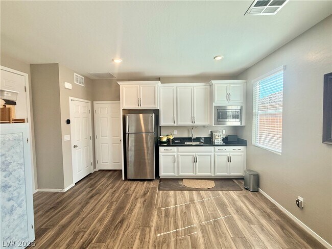 Building Photo - 2697 Blossom Ave