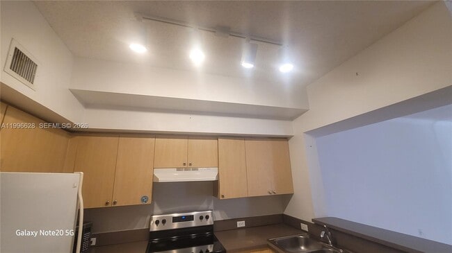 Building Photo - 2961 NE 185th St