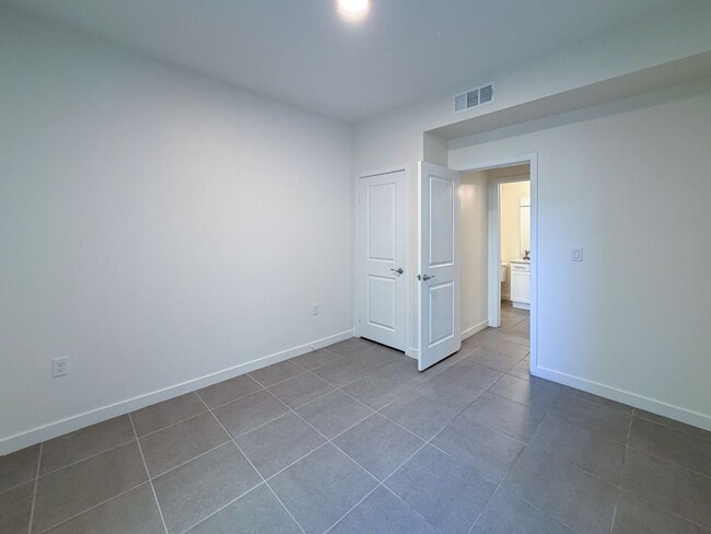 Building Photo - 1568 E Thompson Blvd