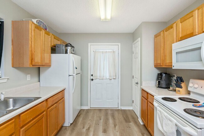 Building Photo - 3 Bedroom in Navarre!!