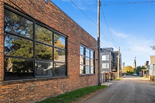 Building Photo - 2341 Scranton Rd