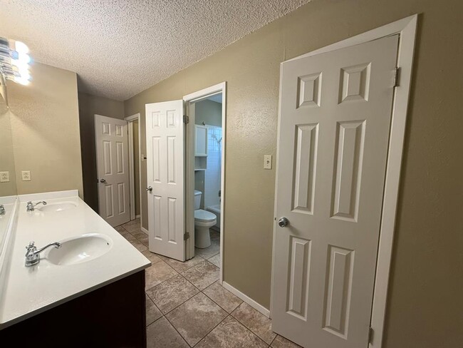 Building Photo - 7405 Ceylon Ct