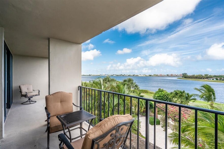 Building Photo - 1830 Embassy Dr